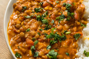 Ev yapımı Hint baharatlı mercimek ve pilav.