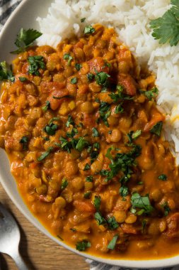 Ev yapımı Hint baharatlı mercimek ve pilav.