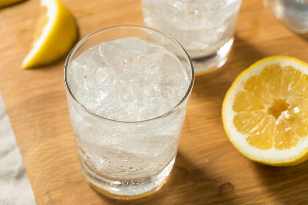 Agua Limón Espumosa Refrescante Saludable Con Cubitos Hielo — Foto de Stock