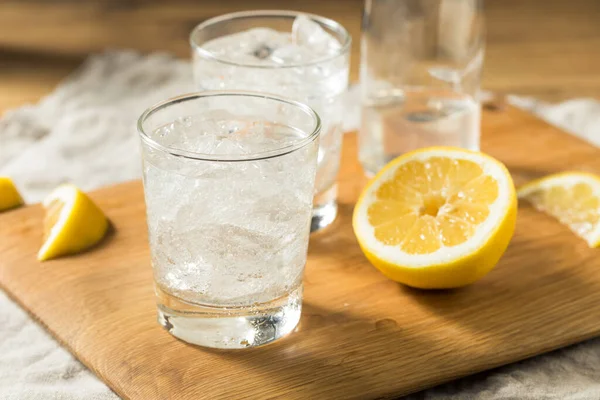 Acqua Limone Frizzante Rinfrescante Sana Con Cubetti Ghiaccio — Foto Stock