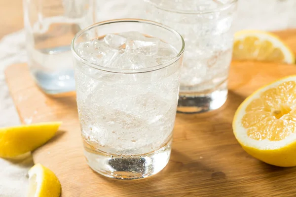 Здоровая Освежающая Лимонная Вода Льдом — стоковое фото