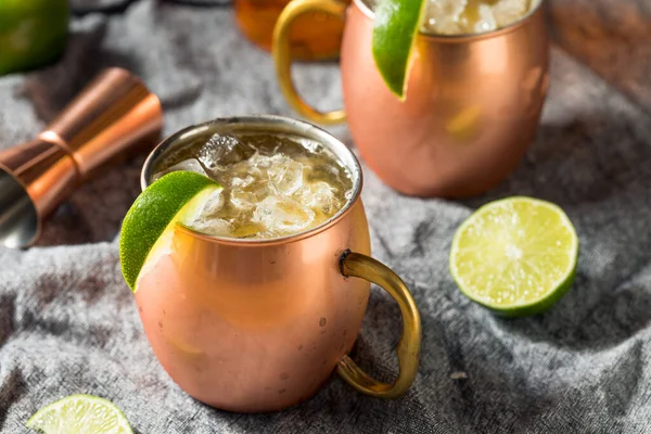 Boozy Bourbon Kentucky Mule Cocktail Piwem Imbirowym Limonką — Zdjęcie stockowe