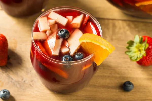 Boozy Rött Vin Sangria Med Äpple Jordgubbar Och Apelsiner — Stockfoto