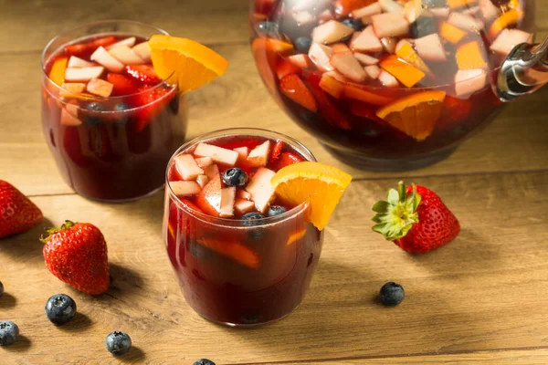 Boozy Rött Vin Sangria Med Äpple Jordgubbar Och Apelsiner — Stockfoto