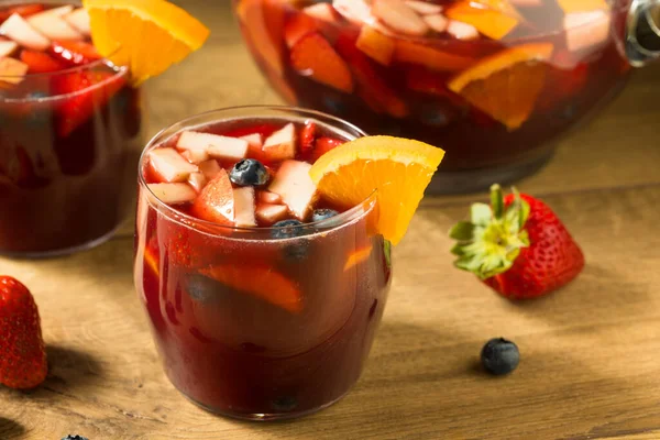 Bebida Vino Tinto Sangría Con Fresa Manzana Naranjas —  Fotos de Stock