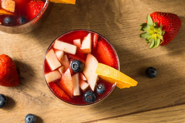 Boozy Rött Vin Sangria Med Äpple Jordgubbar Och Apelsiner — Stockfoto