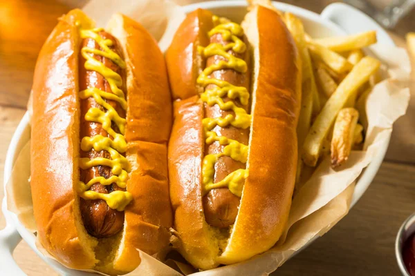 Hemlagad Varmkorv Med Senap Och Pommes Frites — Stockfoto