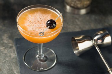 İçkili Kan ve Kum Kokteyli Kirazlı Garnitür