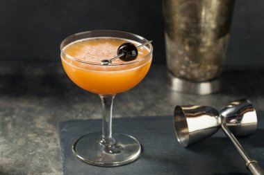 İçkili Kan ve Kum Kokteyli Kirazlı Garnitür