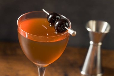 Alkolik Rob Roy Kokteyli, İskoç viskisi ve Kirazlı Garnitür