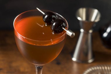 Alkolik Rob Roy Kokteyli, İskoç viskisi ve Kirazlı Garnitür