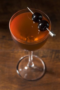 Alkolik Rob Roy Kokteyli, İskoç viskisi ve Kirazlı Garnitür