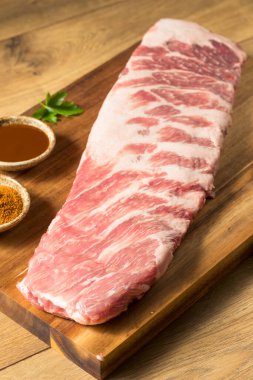 Çiğ St. Louis usulü barbekü kaburgaları Pişirmeye hazır