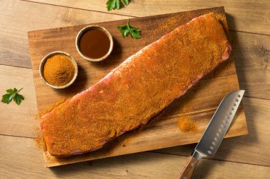 Çiğ St. Louis usulü barbekü kaburgaları Pişirmeye hazır