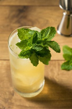 Naneli Gingin Katır Kokteyli LIme ve Ginger Birası ile tazeleniyor