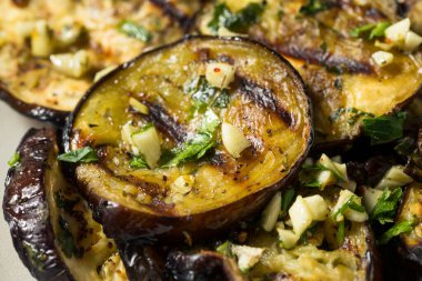 Maydanoz ve sarımsaklı organik ızgara patlıcan.