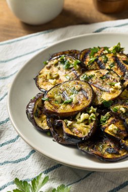 Maydanoz ve sarımsaklı organik ızgara patlıcan.