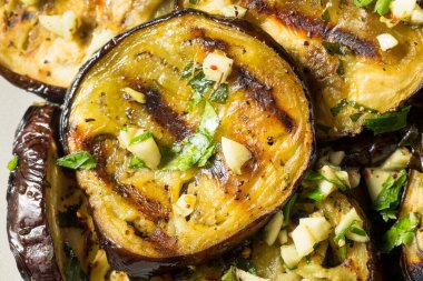 Maydanoz ve sarımsaklı organik ızgara patlıcan.