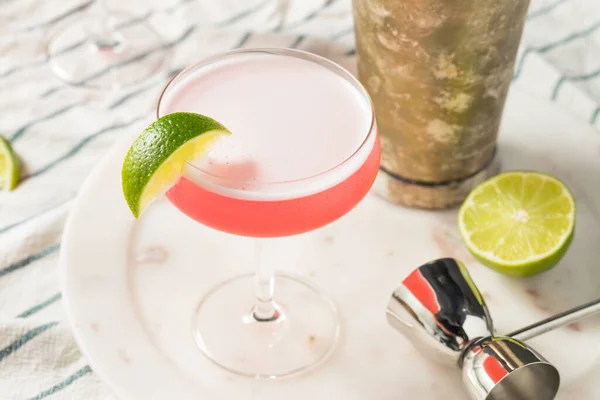 Verfrissende Koude Roze Cosmopolitan Cocktail Met Wodka Cranberry — Stockfoto