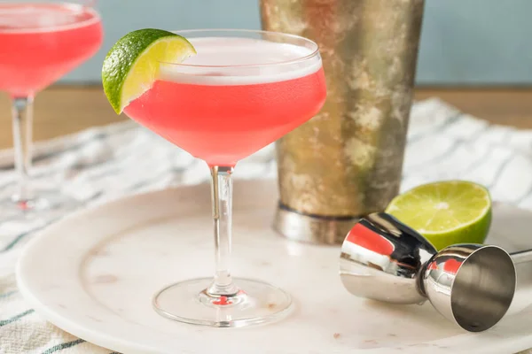 Uppfriskande Kall Rosa Kosmopolitisk Cocktail Med Vodka Och Tranbär — Stockfoto