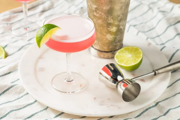 Erfrischender Kaltrosa Kosmopolitischer Cocktail Mit Wodka Und Preiselbeere — Stockfoto