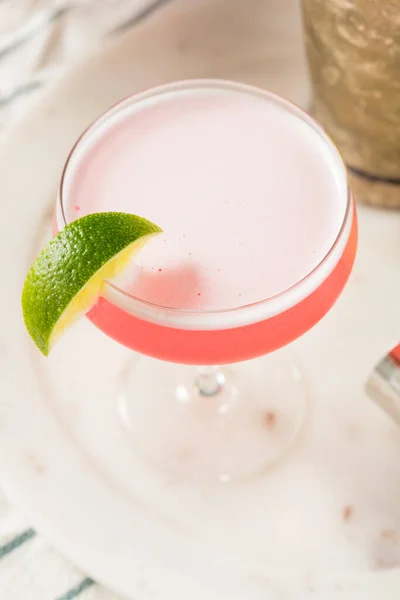 Verfrissende Koude Roze Cosmopolitan Cocktail Met Wodka Cranberry — Stockfoto