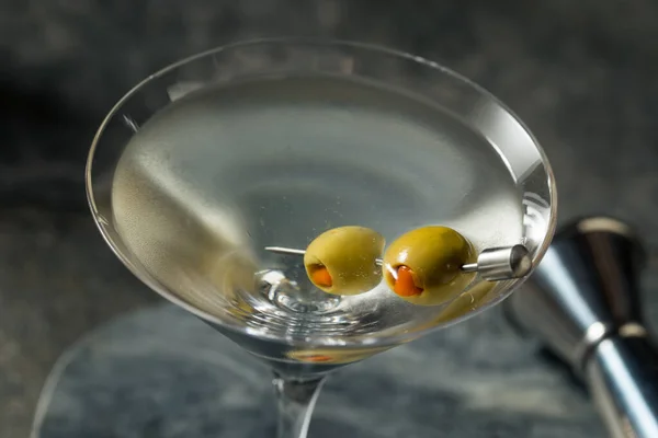 Boozy Dry Vodka Martini Med Gröna Oliver — Stockfoto