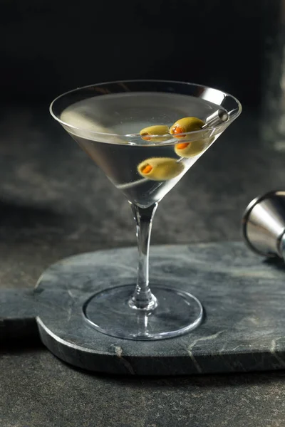 Boozy Dry Vodka Martini Mit Grünen Oliven — Stockfoto