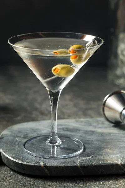 Boozy Dry Vodka Martini Zelenými Olivami — Stock fotografie