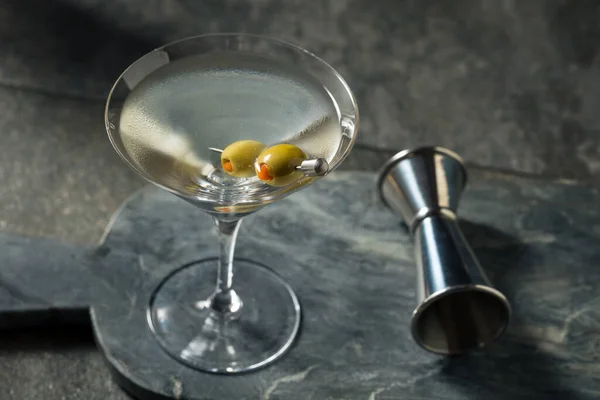 Száraz Vodka Martini Zöld Olajbogyóval — Stock Fotó