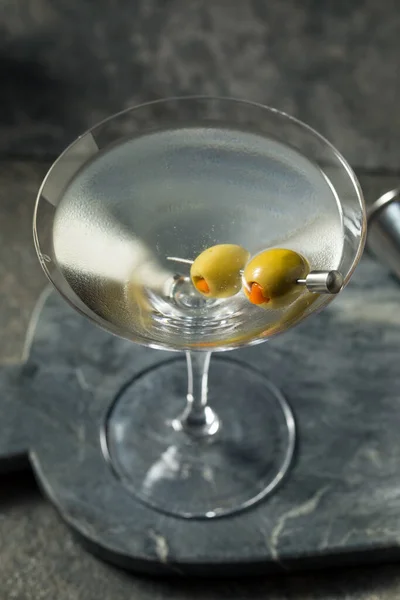 Boozy Dry Vodka Martini Mit Grünen Oliven — Stockfoto