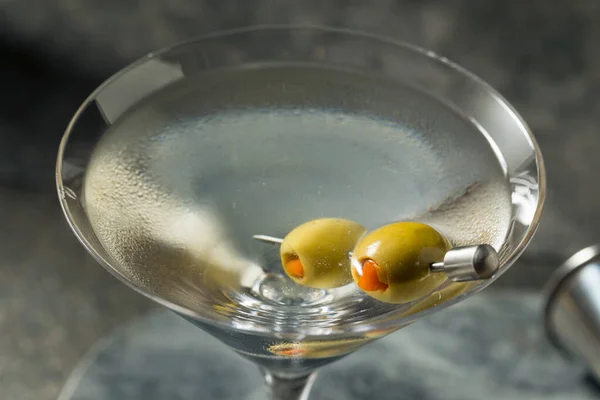 Boozy Dry Vodka Martini Med Gröna Oliver — Stockfoto