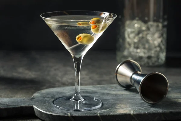 Boozy Dry Vodka Martini Mit Grünen Oliven — Stockfoto