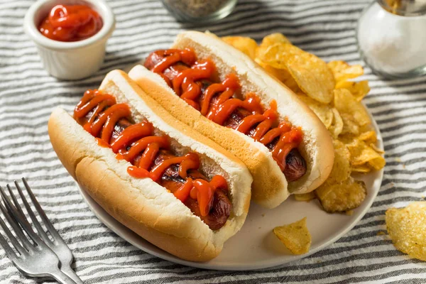 Patates kızartmalı ketçaplı American Hot Dog.