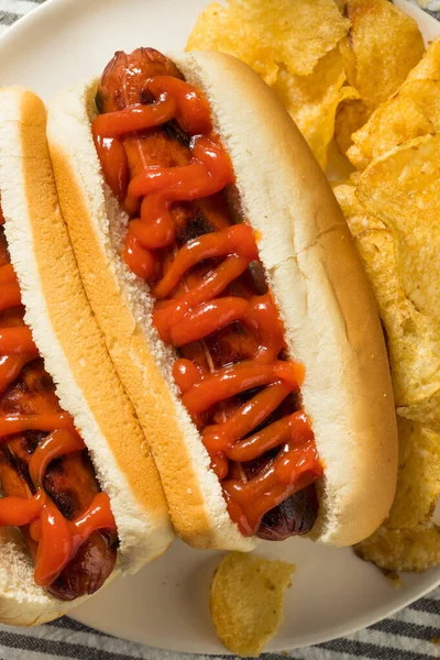 Amerikanischer Hot Dog Mit Ketchup Mit Kartoffelchips — Stockfoto