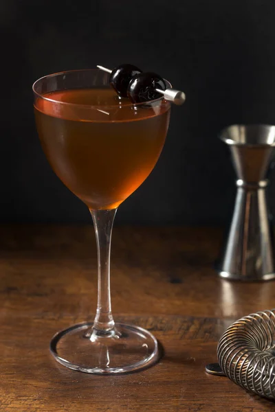 Ποτό Rob Roy Cocktail Ουίσκι Και Κεράσι Γαρνιτούρα — Φωτογραφία Αρχείου