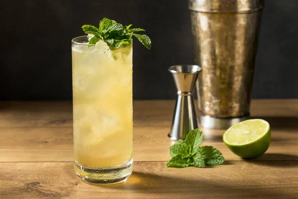 Erfrischender Mint Gingin Maultier Cocktail Mit Limette Und Ingwerbier — Stockfoto