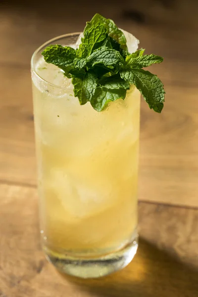 Erfrischender Mint Gingin Maultier Cocktail Mit Limette Und Ingwerbier — Stockfoto