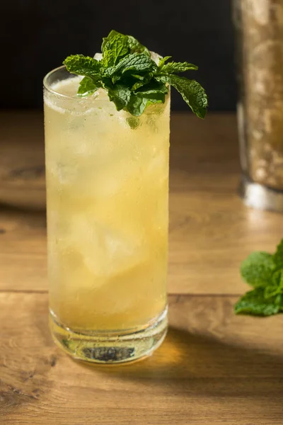 Erfrischender Mint Gingin Maultier Cocktail Mit Limette Und Ingwerbier — Stockfoto
