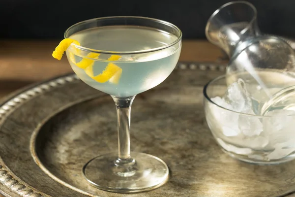 Martini Sec Rafraîchissant Avec Une Garniture Citron Vermouth — Photo