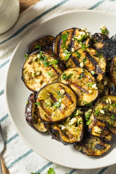 Melanzane Arrosto Biologiche Alla Griglia Con Prezzemolo Aglio — Foto Stock