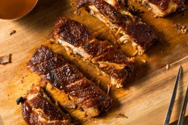 Ev yapımı tütsülenmiş St. Louis usulü barbekü soslu pirzola.
