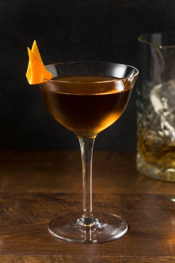 Vermut Şeri ve Portakallı Bambu Kokteyli