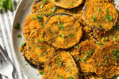 Parmesanlı ve sarımsaklı ev yapımı fırında patlıcan.