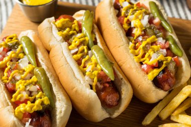 Ev yapımı Chicago usulü hot dog ve domates hardallı patates kızartması.