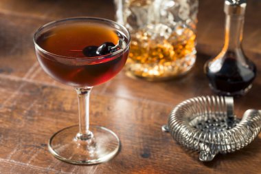 Vermut ve kiraz garnitürlü Manhattan Kokteyli