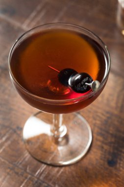 Vermut ve kiraz garnitürlü Manhattan Kokteyli