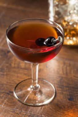 Vermut ve kiraz garnitürlü Manhattan Kokteyli