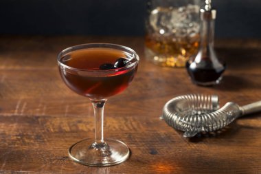 Vermut ve kiraz garnitürlü Manhattan Kokteyli