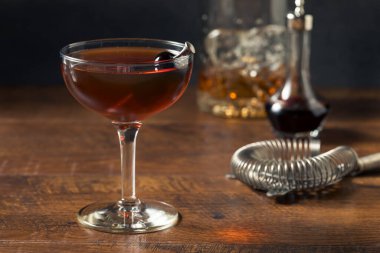 Vermut ve kiraz garnitürlü Manhattan Kokteyli